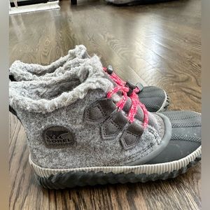 Girls Sorel walk about boots size 2.
